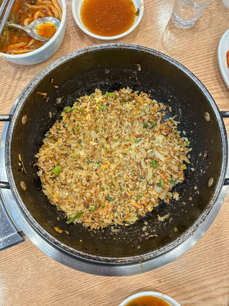 냄비 바닥까지 노릇하게 볶아진 볶음밥, 고소한 냄새가 날 것 같다.