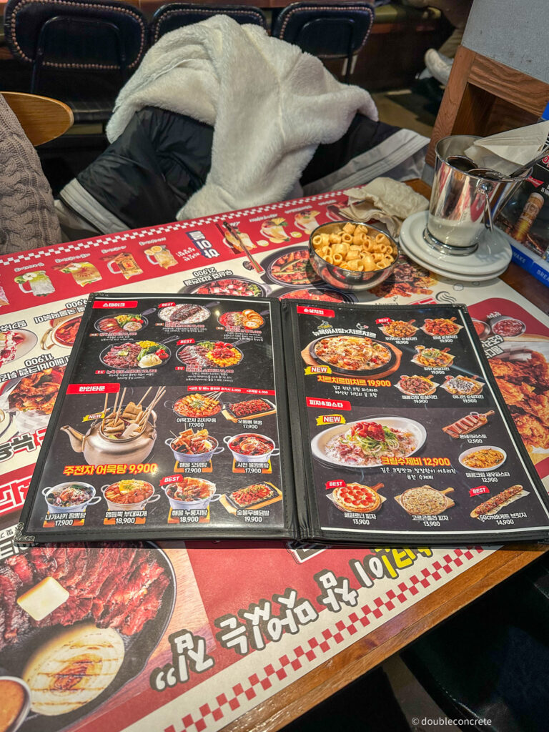 뉴욕야시장 일산점의 인기 메뉴와 가격이 적힌 메뉴판