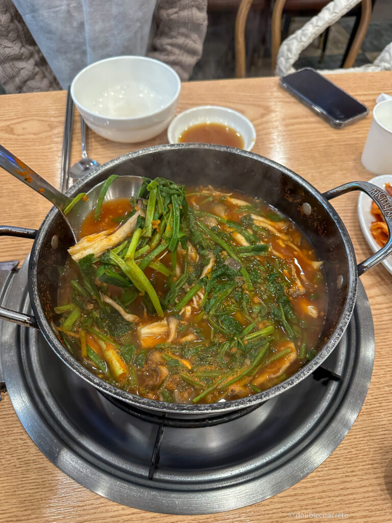 김이 모락모락 올라오는 버섯매운탕, 국물이 깊어 보인다.