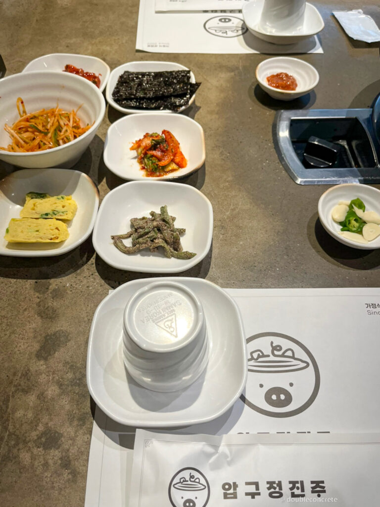 압구정진주 한남직영점에서 제공되는 다양한 밑반찬들이 담긴 테이블.