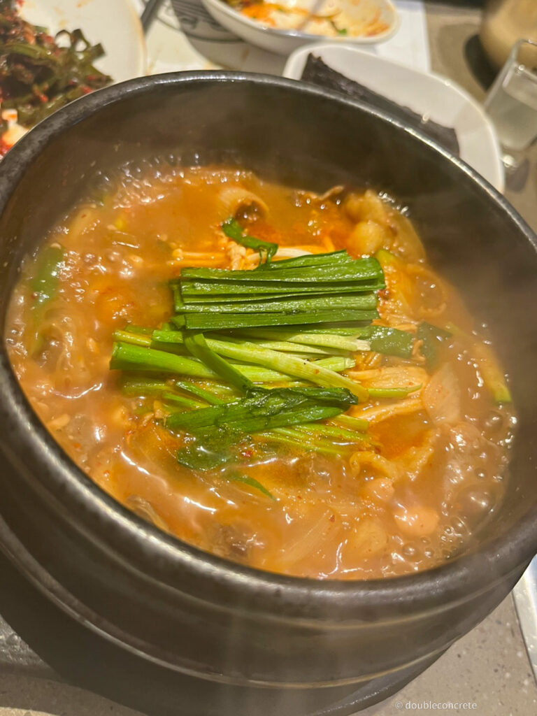 차돌된장찌개, 뜨겁게 끓고 있는 찌개 위로 얹어진 대파