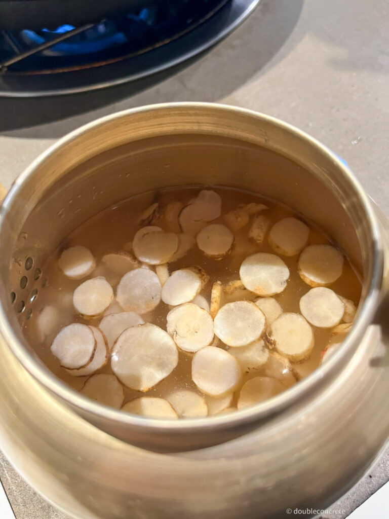 도라지와 술이 가득 담긴 금속 차통