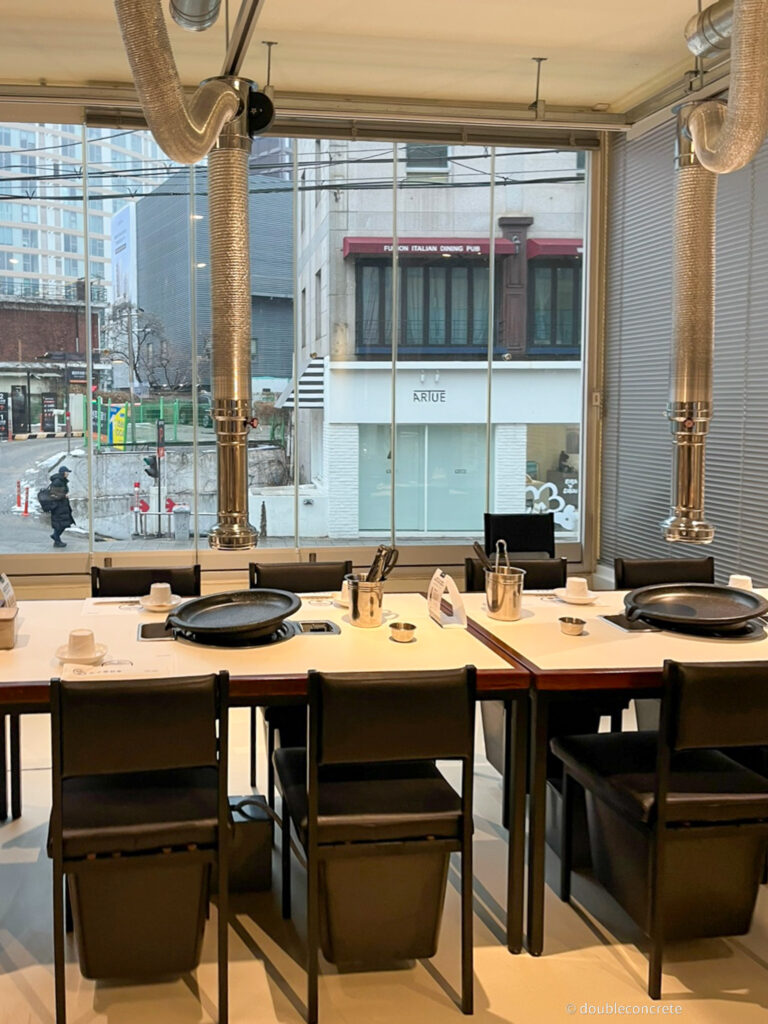 압구정진주 한남직영점 내부 식탁 모습, 창가 자리