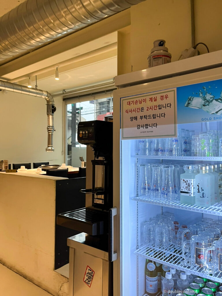 압구정진주 한남직영점 내부, 음료 냉장고와 대기 시간 안내 문구
