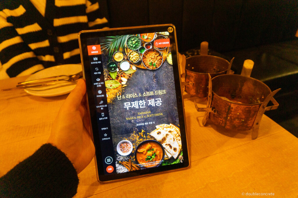 아그라에서 제공되는 테이블 세팅 모습