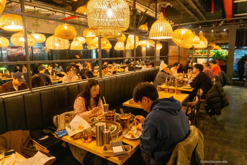 용산 아이파크몰 아그라 내부의 사람들로 가득한 분위기