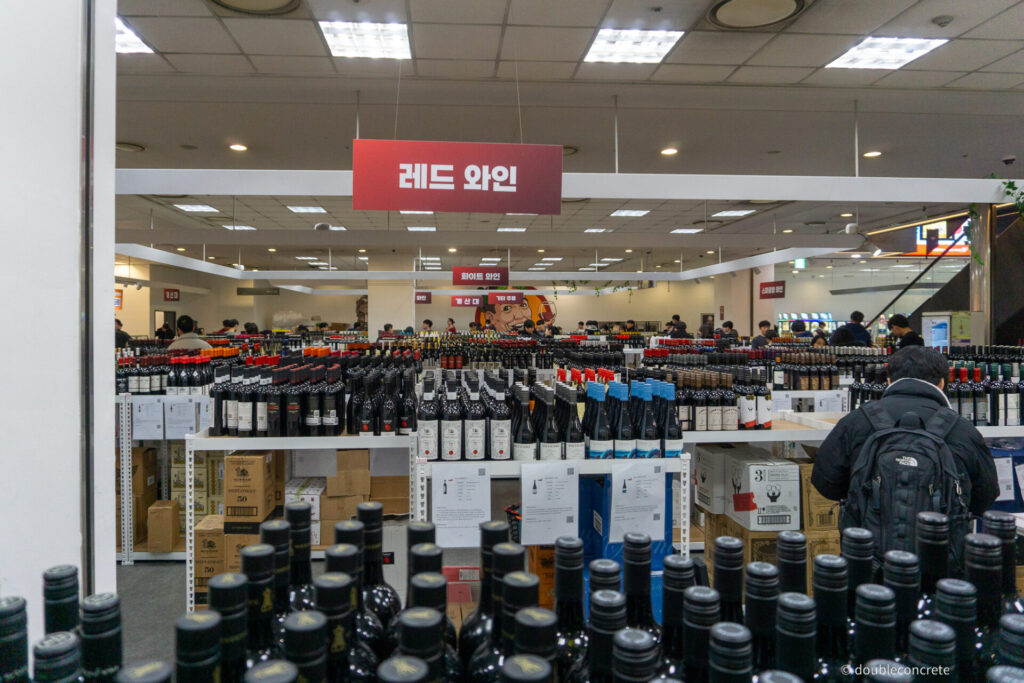 행사장 내부에서 와인 부스를 둘러보는 방문객들