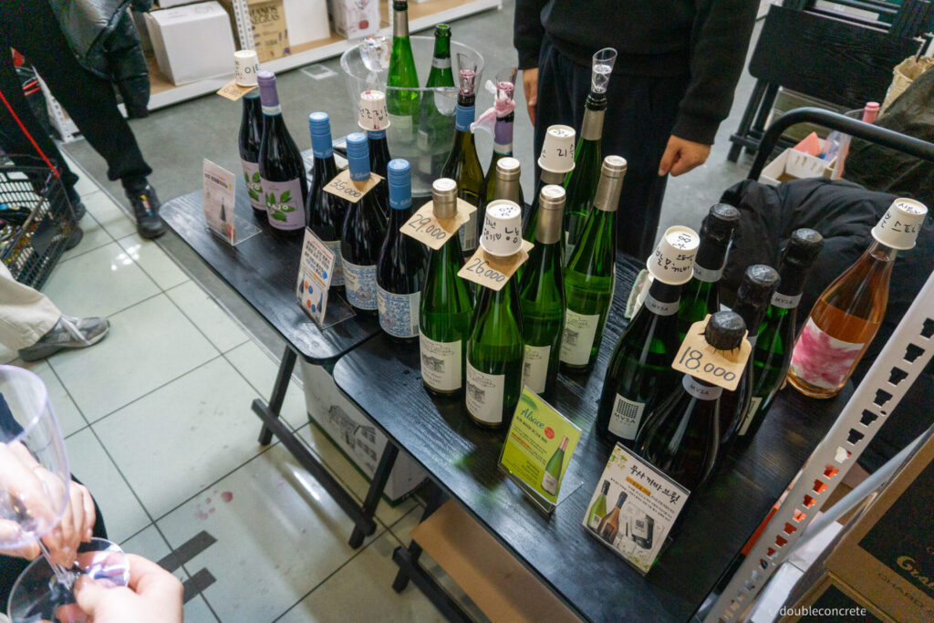 와인 라벨을 확인하며 쇼핑하는 방문객들