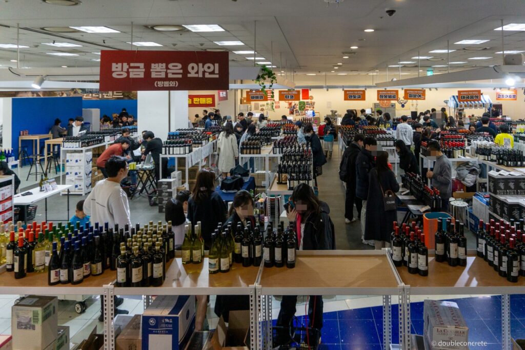 '방금 뽑은 와인' 코너, 인기 와인들이 진열된 모습