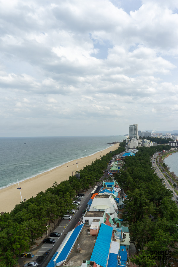 해변과 호텔 주변 도로의 모습