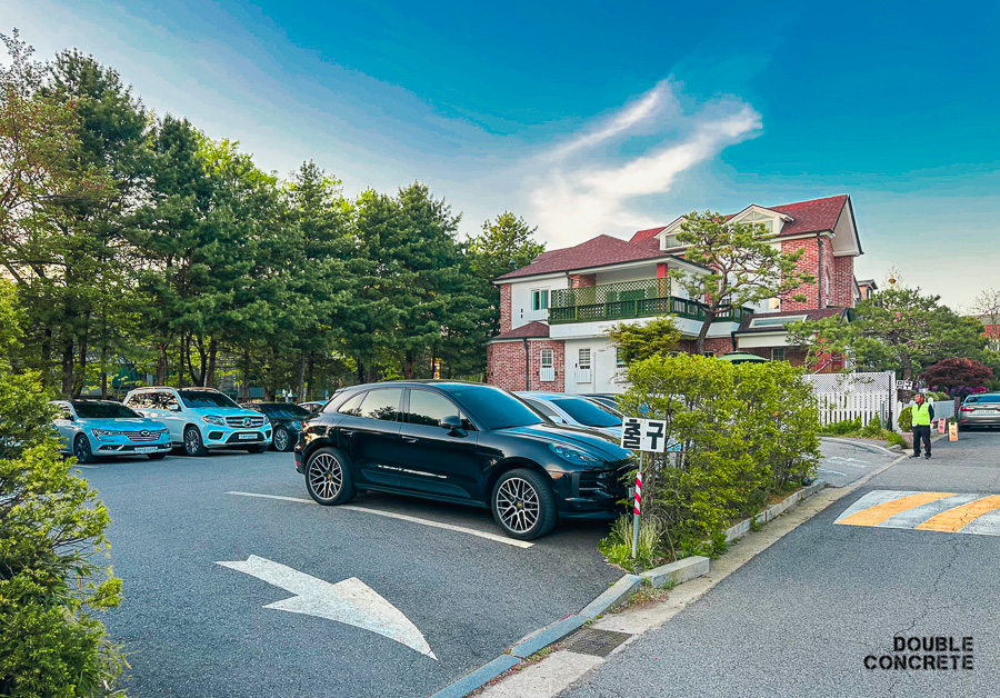 등촌샤브칼국수 본점 인근 주차장과 주변 전원주택의 모습