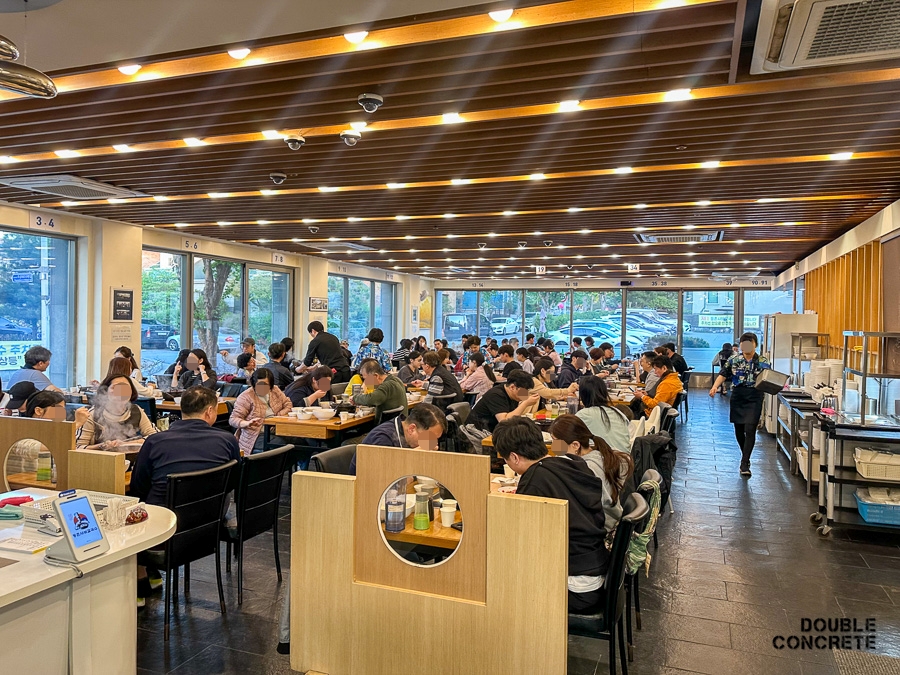 손님들로 가득 찬 등촌샤브칼국수 일산 본점 1층 전경