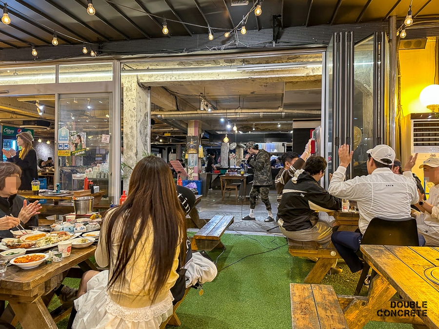 경포 팔도강산 사장님의 라이브 공연 장면