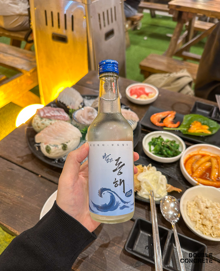 경포 팔도강산 식탁 위의 동해소주 병 클로즈업