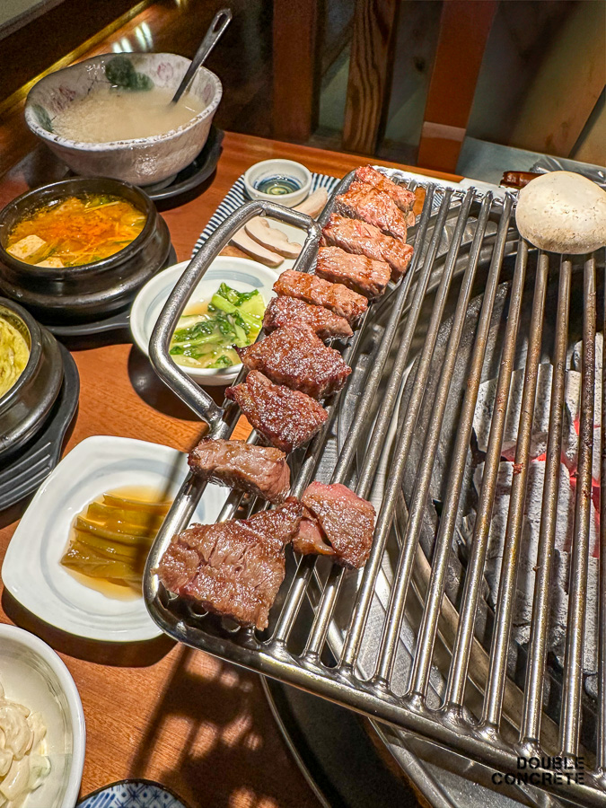 고기가맛있는집에서 구워진 꽃등심이 불판 위에 놓인 모습