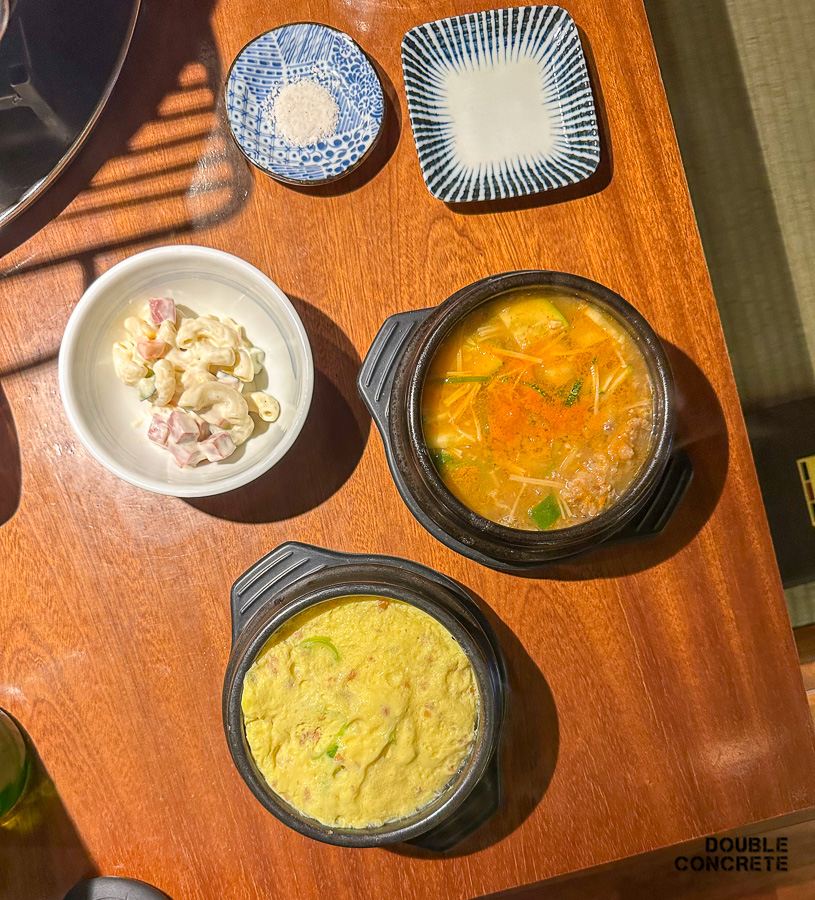 고기가맛있는집에서 제공된 찌개, 계란찜, 누릉지, 마카로니 샐러드
