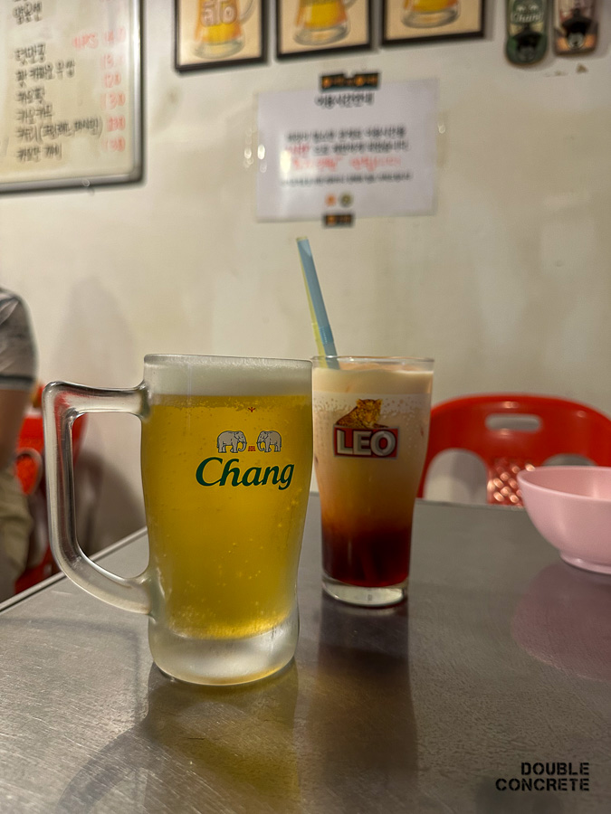 태국 생맥주 창과 타이 밀크티 차놈옌이 나란히 놓인 모습