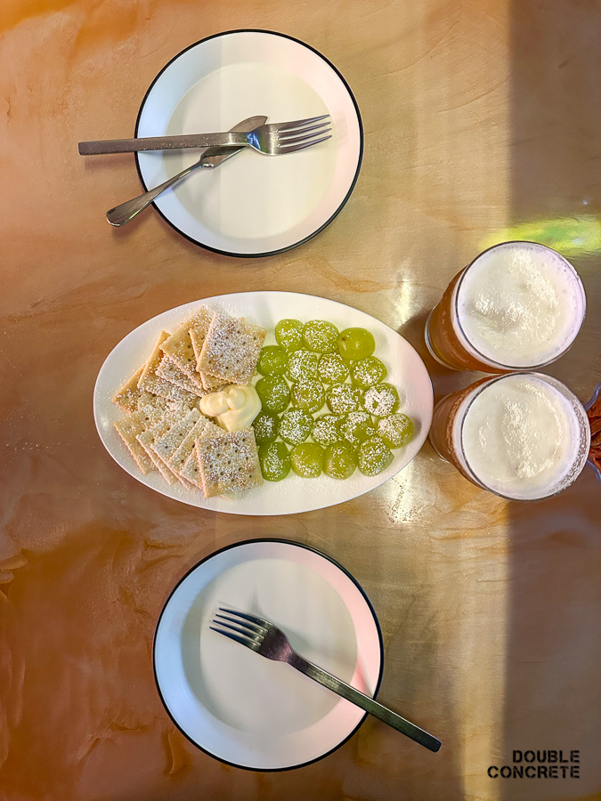 맥주와 함께 나온 샤인머스캣&크래커 디저트