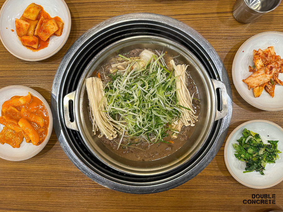 배꼽집의 한우불고기 전골과 반찬들이 상 위에 놓인 모습