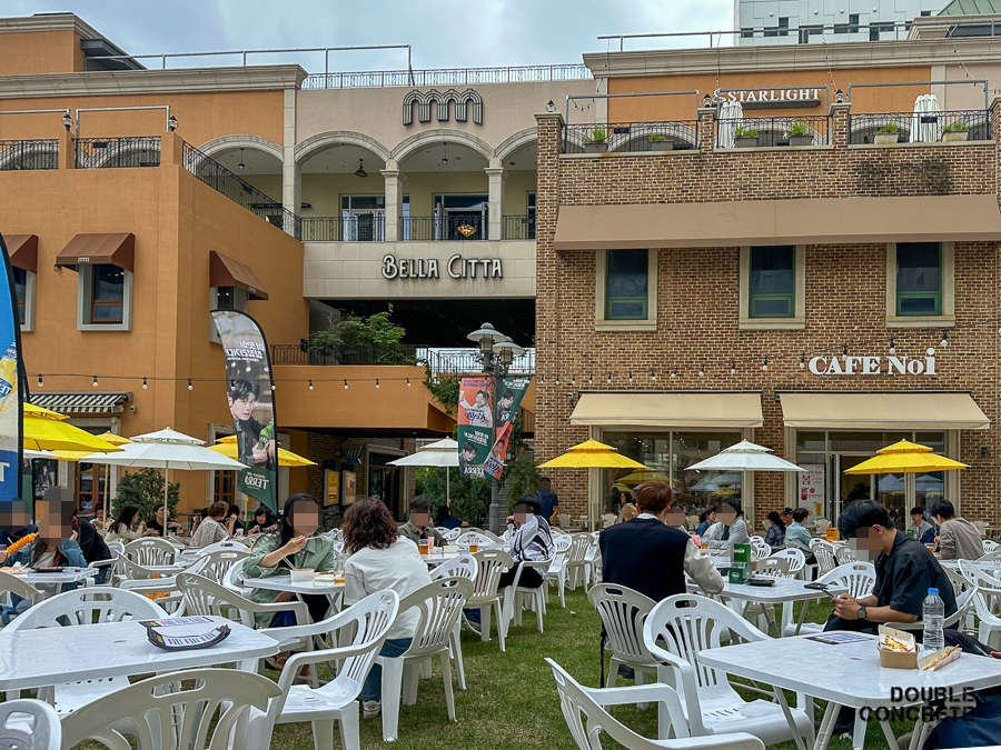 벨라시타 CAFE NOI 앞 잔디광장의 테이블 전경