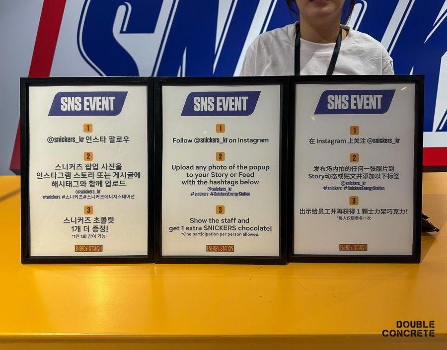 스니커즈 팝업 SNS 인증 이벤트 안내판 3개, 한국어·영어·중국어로 구성됨