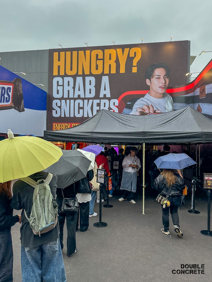 ‘HUNGRY? GRAB A SNICKERS’라는 대형 슬로건과 모델 이미지가 벽면에 걸린 모습