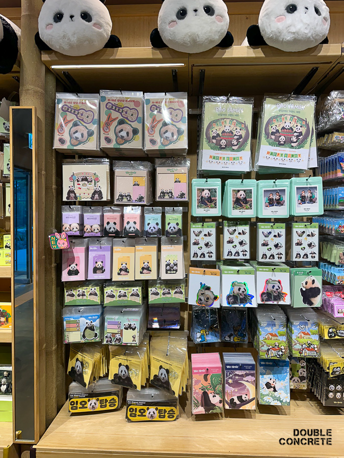 팬더 캐릭터가 그려진 문구류와 기념품들이 빽빽하게 진열돼 있다.