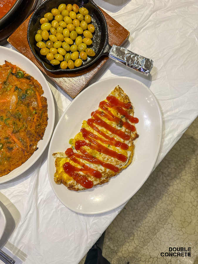 김치전과 케첩이 뿌려진 계란말이