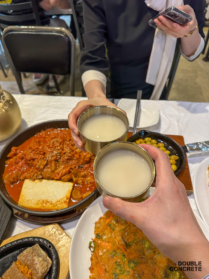 막걸리를 서로 들고 건배하는 모습