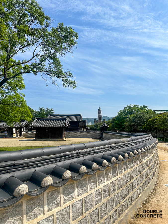 전주 경기전 돌담 너머로 보이는 한옥과 전동성당