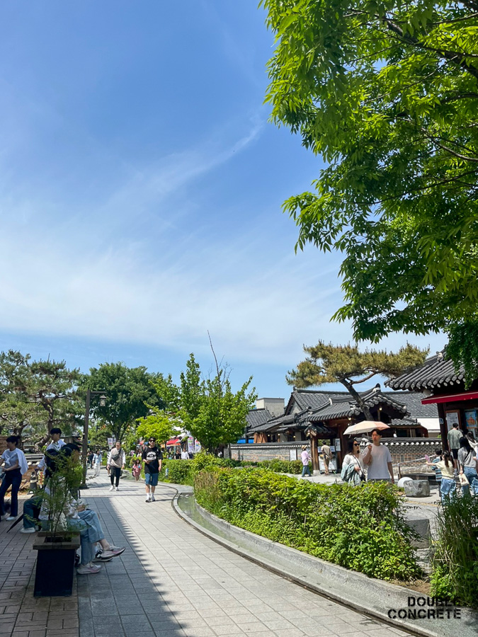 전주 한옥마을 거리에서 산책 중인 사람들 모습