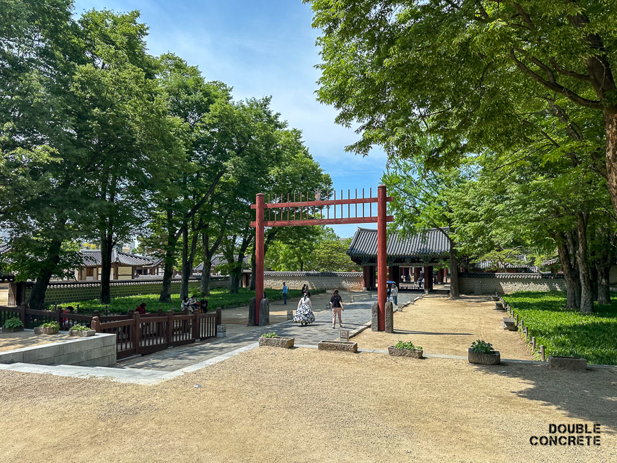 전주 경기전 내 홍살문과 그 뒤로 이어진 전각들
