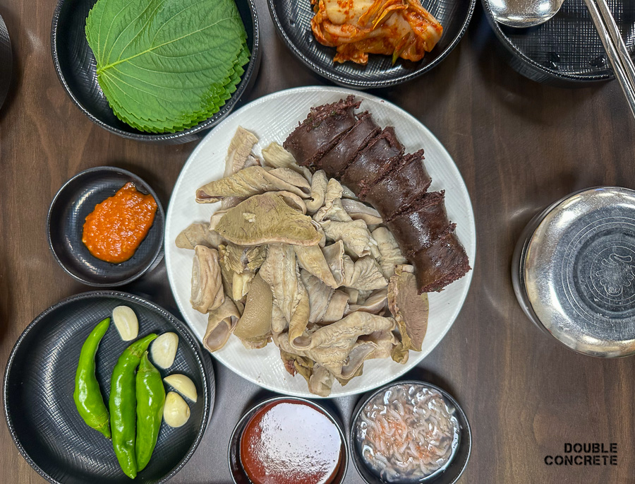 조점례 피순대와 내장 모둠 한 접시