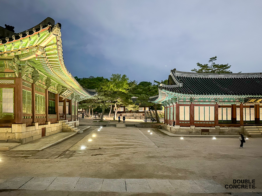 밤에 조명이 켜진 통명전과 주변 마당의 전경