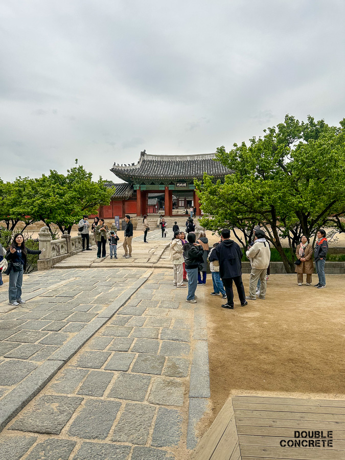 창경궁 내의 돌다리와 명정문을 향해 걷는 관람객들의 모습