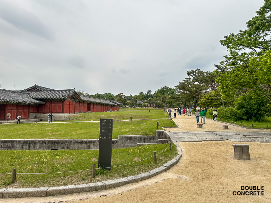 창경궁 명정전으로 이어지는 길과 주변의 건물, 녹지 풍경