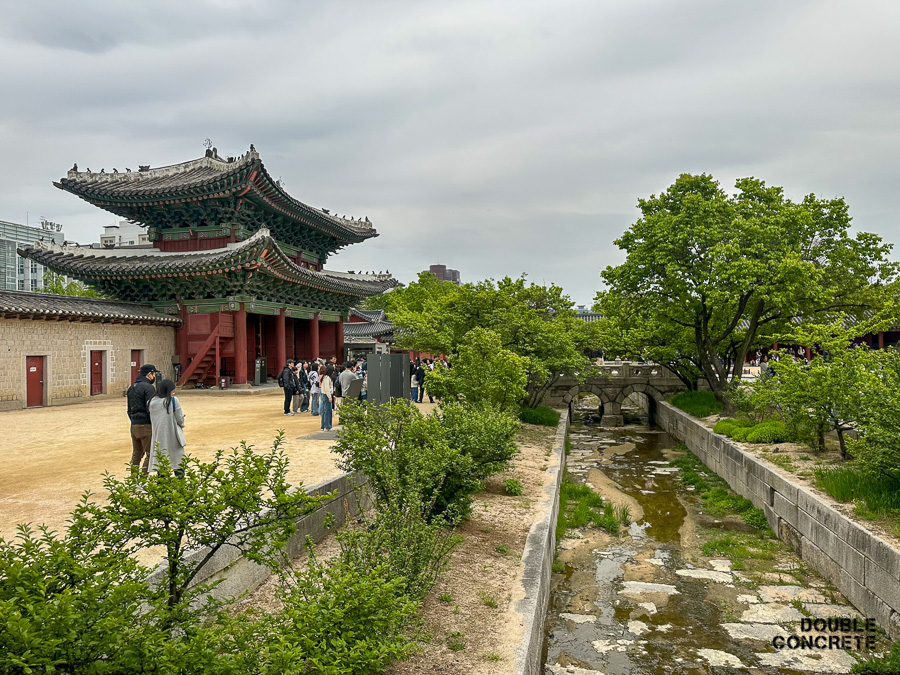 홍화문과 그 옆을 흐르는 물길, 그리고 옥천교 전경