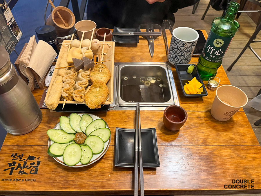 철길부산집 어묵 2인 세트와 죽심 전통주가 함께 놓인 테이블