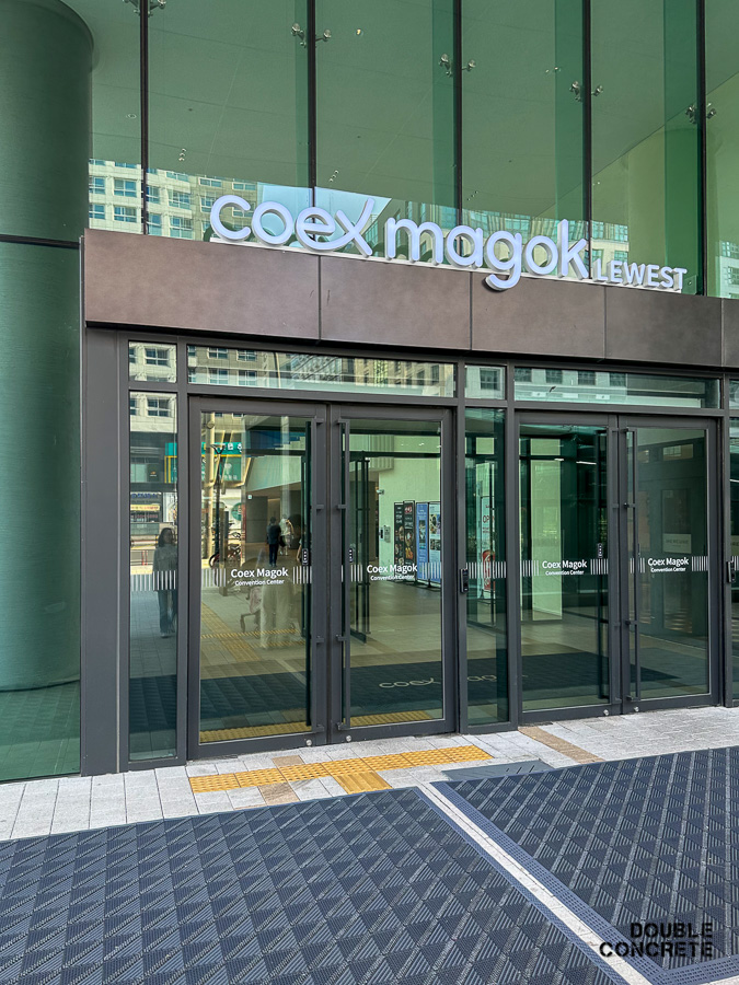 서울 마곡에 위치한 coex magok의 메인 입구 모습