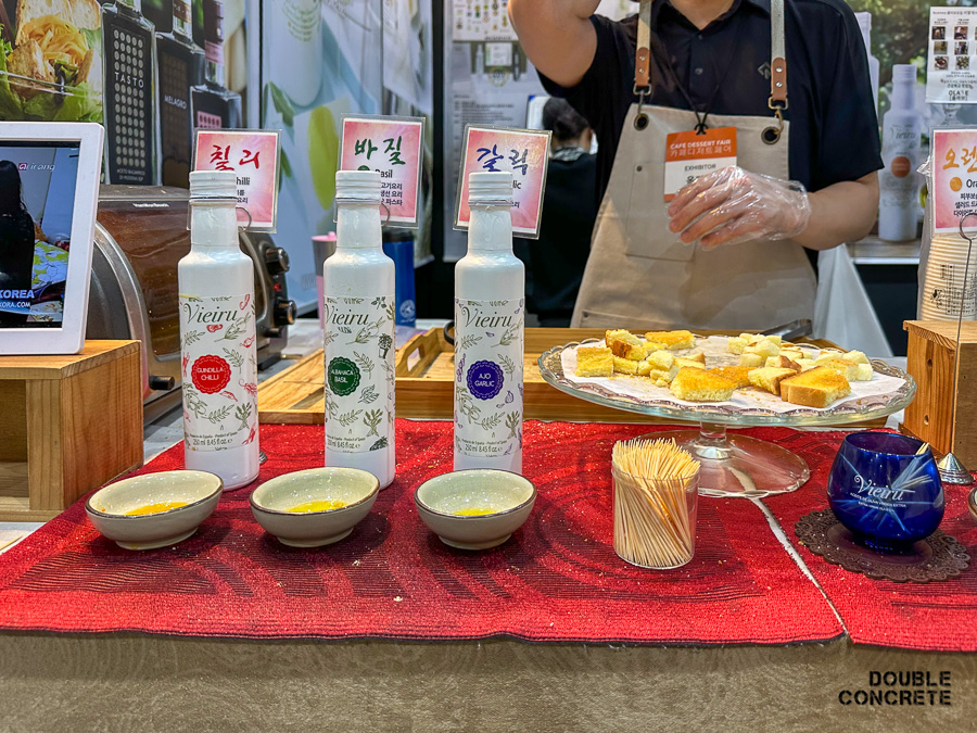 다양한 맛을 가진 올리브오일 제품과 빵을 함께 시음할 수 있는 시음존