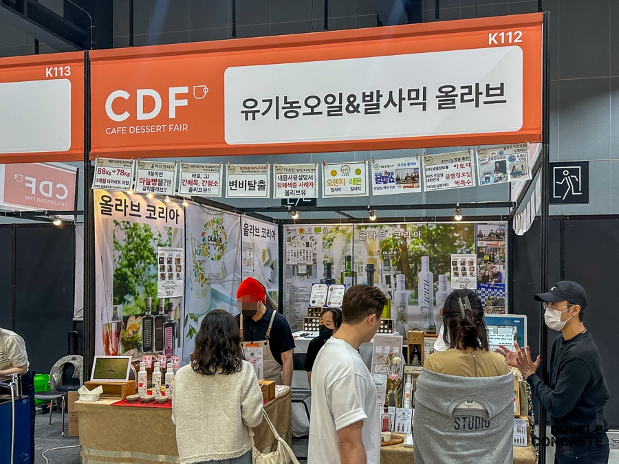 유기농 올리브오일 브랜드 올라브의 행사장 부스와 제품 홍보 모습