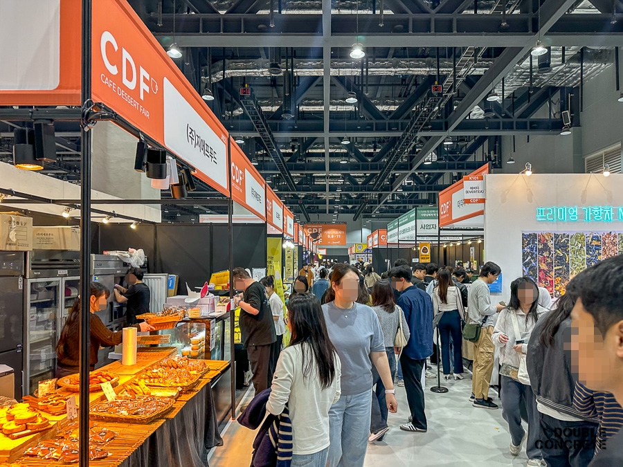 코엑스 마곡에서 열린 2025 카페 디저트 페어의 활기 넘치는 행사장과 다양한 부스들의 모습