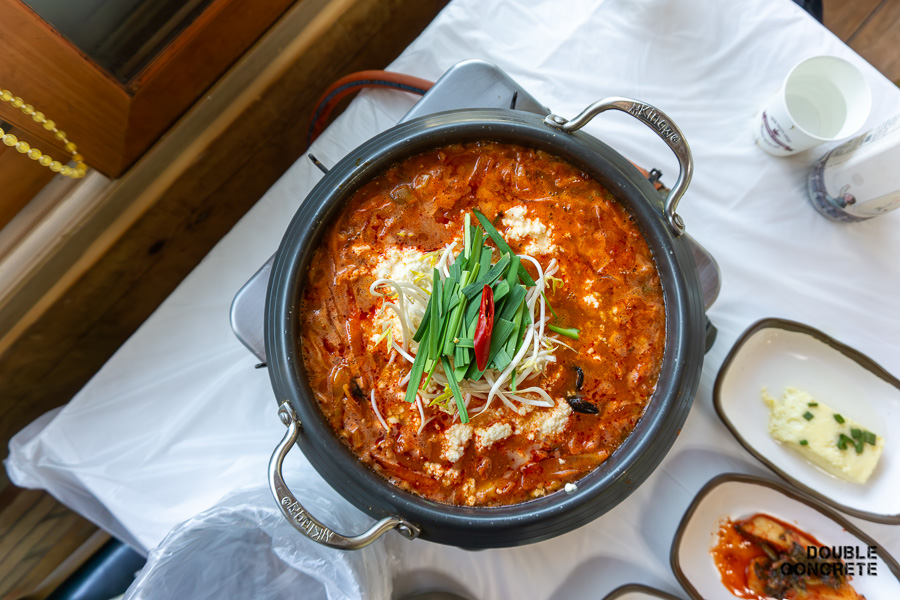 얼큰한 국물이 인상적인 짬뽕 순두부 전골