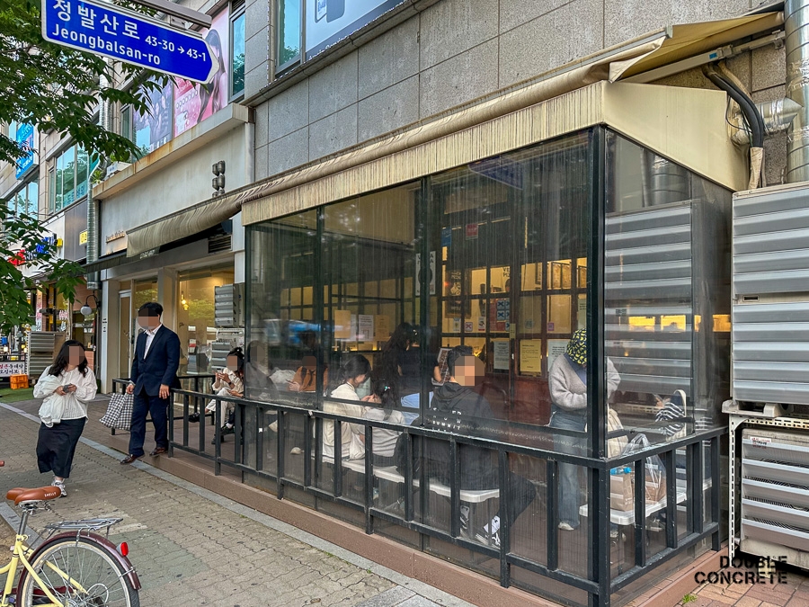 일산 포폴로피자 매장 외부 전경과 웨이팅 중인 손님들 모습
