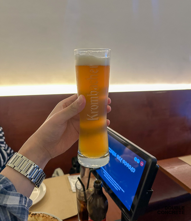 포폴로피자에서 제공되는 크롬바커 생맥주