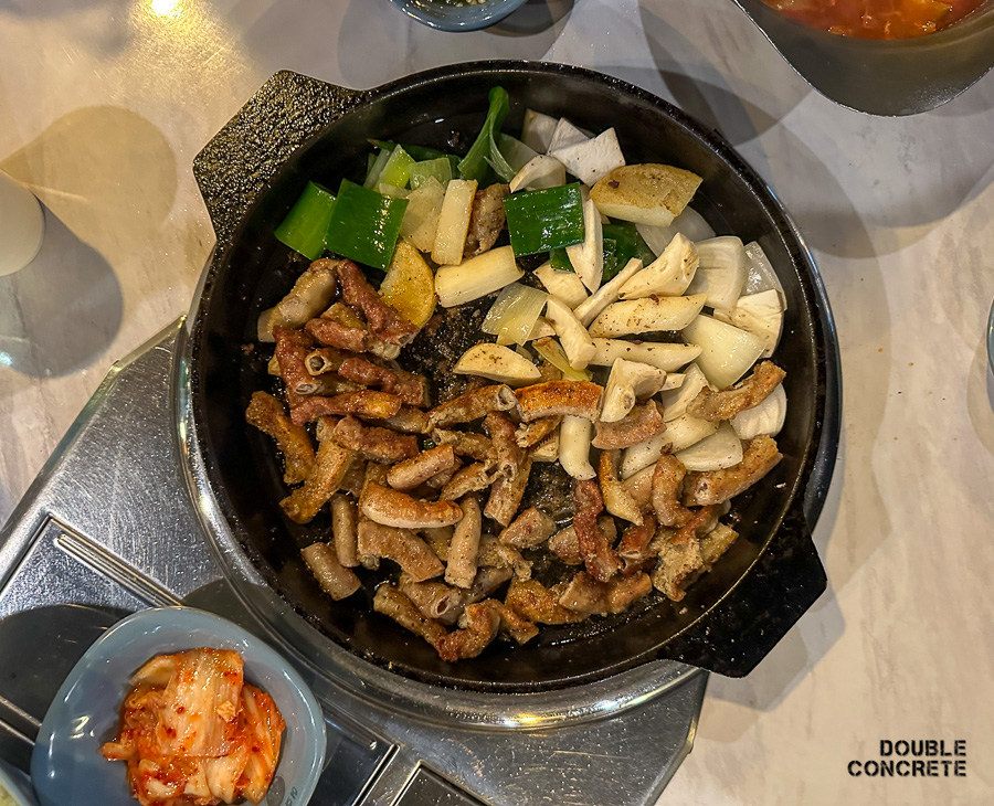 혜화곱창에서 곱창과 채소가 잘 익은 상태의 모습