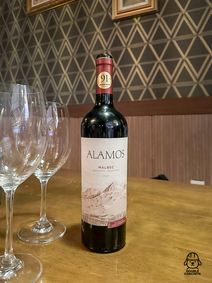 ALAMOS 와인과 와인잔이 셋팅된 테이블 전경