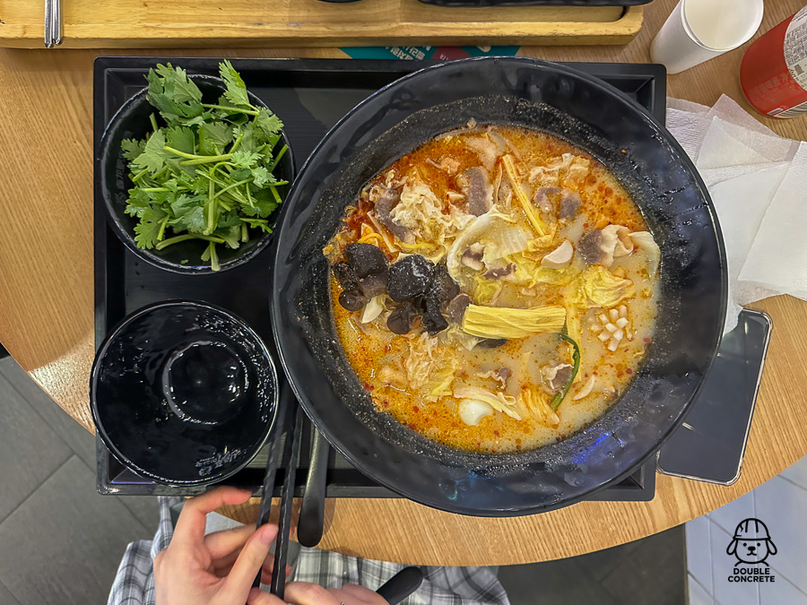 고수와 함께 제공된 완성 마라탕 한 상