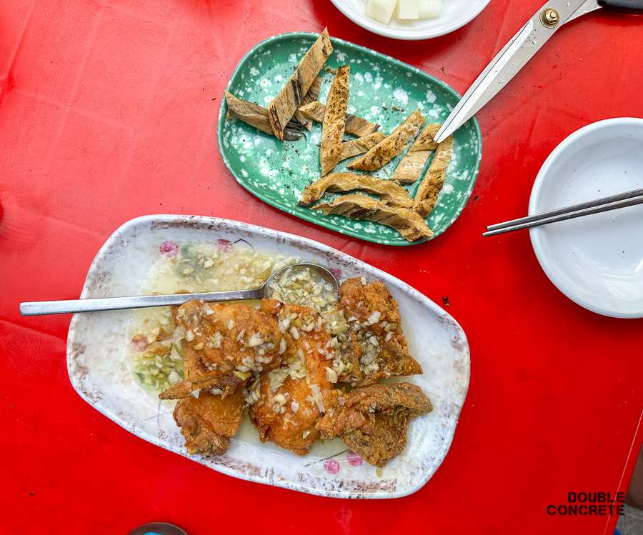 테이블 위에 놓인 마늘치킨과 쥐포 안주
