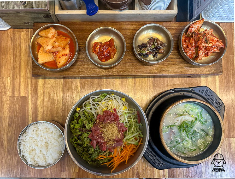 한우 육회비빔밥과 설렁탕 소자, 기본 반찬 구성